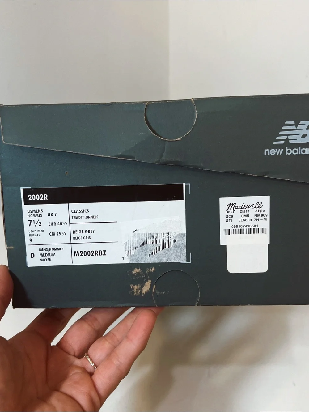 New in Box New Balance Unisex 2002R Sneakers - Picture 6 of 10